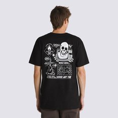 Arte e cultura de rua trazem referências icônicas para as peças clássicas da Vans. Confortável o bastante para usar todos os dias e em qualquer ocasião, a Camiseta Crazzy Eddy SS Black com um toque descontraído, traz estampa frontal na altura do peito, de um coelho segurando um celular na altura do peito. Já nas costas, traz também o mesmo coelho e o crânio de uma caveira dentro da tela de uma TV, e com referências vintage Vans®  “Off The Wall”, ambas em silk à base d’água. Em algodão, a camiseta de manga curta preta possui gola redonda e aplicação de etiqueta tecida Vans® na manga.