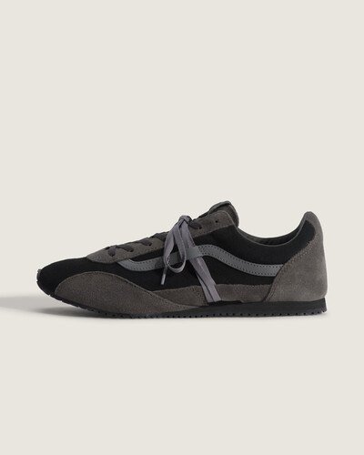 Na tradição da Vans, este tênis transita entre referência retrô e acabamento atual. Confeccionado em couro com aplicações em camurça pig suede, o modelo traz sidestripe lateral, cadarços com acabamento metálico e sola de borracha de perfil baixo montada em cold cement. Palmilha forrada oferece conforto imediato e a construção reforça a união entre cabedal e sola, garantindo suporte e sensação acolchoada