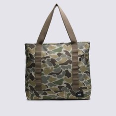 As bolsas Vans carregam versatilidade e irreverência em peças icônicas e atemporais. Construída para descomplicar totalmente sua rotina, trazer praticidade e um estilo autêntico, que só a Vans te proporciona. Isso é “Off The Wall” na essência. Confeccionada em poliéster reciclado, a clássica Bolsa Pergs Dx Tote Upland Bungee Cord Turkish Coffee apresenta a icônica estampa camuflada por toda a peça. Com espaço amplo e compartimento principal com capa acolchoada que comporta notebook e fecho de correr, uma bolsa sacola versátil e estilosa para usar todos os dias.