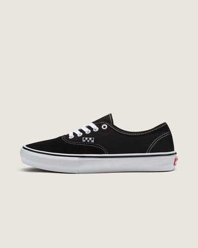 Skate Classics: Ultra resistência no interior para a prática do skate. Completamente redesenhada para o skate moderno, a coleção Skate Classics oferece mais do que os skatistas precisam para permitir evolução máxima. O cabedal de lona clássico do Tênis Skate Authentic Black White oferece a aparência icônica que você deseja, trazendo todos os benefícios de desempenho que os skatistas exigem. Das subcamadas reposicionadas Duracap™ e palmilhas Popcush™ ao composto de borracha SickStick™, este tênis de skate tem cano baixo e foi desenvolvido para suportar o impacto diário da prática de skate e manter você confortável entre as sessões. O modelo traz a nova etiqueta tecida Vans em checkerboard na lateral.