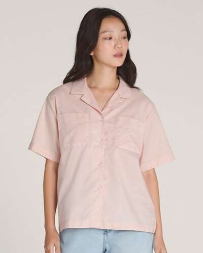 Irreverente, a Camisa Ss Sepia Rose não passa despercebida na composição do visual. A camisa feminina de manga curta confeccionada em algodão é um clássico que carrega a herança “Off The Wall” na essência, agregando e inspirando referências no street style, podendo também ser utilizada como terceira peça na produção. Criatividade ao máximo, a camisa traz fechamento frontal por botões e dois bolsos na altura do peito. Isso é “Old Skool” Vans nas origens. Com modelagem clássica, possui caimento mais solto, com aplicação de etiqueta tecida Vans na lateral.