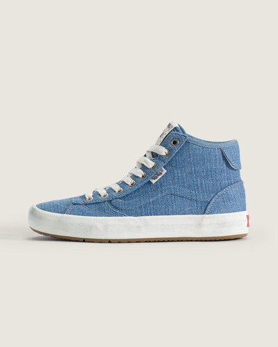 Tênis Skate Lizzie Hi Denim traz o legado da Vans com atitude e funcionalidade. Confeccionado em couro resistente, o modelo cano alto apresenta bico redondo e construção pensada para skate, oferecendo conforto, suporte e flexibilidade durante manobras. Detalhes de acabamento reforçam a estrutura do cabedal e a sola proporciona resposta confiável ao movimento, mantendo a expressão autêntica da marca.