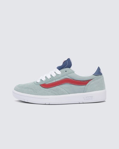 O visual tradicional das origens Vans, com um plus de conforto! A sensação de andar sobre as nuvens é possível. A silhueta clássica da Vans que você já conhece agora com uma tecnologia exclusiva de conforto elevado Comfycush e uma sola com construção co-moldada de espuma e borracha, aliando conforto e aderência no calce. O Tênis Cruze Too Tri-Tone Light Blue Red possui um cabedal de camurça na cor azul. O modelo traz a estabilização da lingueta, com suporte adicional no arco. De cano baixo com amarração por cadarços, o modelo possui colarinho acolchoado e sidestripe Vans contrastante em vermelho. Traz assinatura Vans em “Drop V” na sola e na parte traseira, com etiqueta tecida Vans aplicada na lingueta. Irreverente, o tênis Vans é um clássico para te acompanhar em todos os destinos.