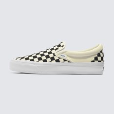 Lançado pela primeira vez em 1977, o Vans #98 - agora conhecido como Classic Slip-On - instantaneamente se tornou um ícone no sul da Califórnia. Hoje, o Tênis Slip-On Vlt Vault Og Black Off White é reconhecido mundialmente por sua silhueta confortável, calce simples e design consagrado. Apresentando a icônica estampa em checkerboard, o tênis é um item essencial para o dia a dia, mantendo o verdadeiro estilo "Off The Wall".