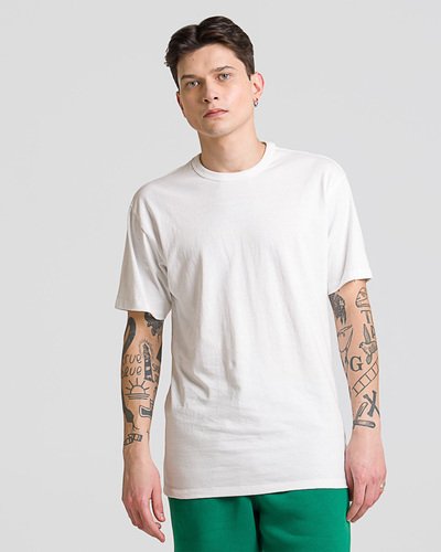 Confortável para usar todos os dias. Durável o suficiente para que você faça isso. Todo mundo precisa de uma camiseta em que possa confiar. A Camiseta Off The Wall Ii Ss Seasonal Hero: Authentic White de manga curta vai acabar com sua busca pela camiseta perfeita para que você possa se concentrar nas coisas mais importantes. Com uma estampa interna no padrão waffle - que afasta a umidade da pele - esta camiseta mantém você confortável e seco, enquanto o fio resistente proporciona durabilidade e minimiza o encolhimento. Com gola canelada e costuras reforçadas nos ombros, acabamentos premium da Vans, a camiseta branca traz aplicação de patch bordado preto com assinatura Vans, na altura do peito no lado esquerdo e vem com uma presilha em estampa checkerboard para pendurar em cabides.