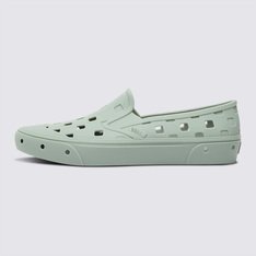 Apresentando o primeiro Slip-On lavável para ir a qualquer lugar, fazer qualquer coisa

Sandálias não são para todos, mas usar sapatos na praia também nem sempre é ideal – e é por isso que demos as boas-vindas ao Slip-On TRK à família Vans. Vá surfar, lave e repita.

Levando a silhueta do Classic Slip-On a um nível totalmente novo, o Slip-On TRK combina todo o DNA da Vans que você conhece e ama com uma construção injetada de peça única durável, orifícios de drenagem desconstruídos em checkerboard para respirabilidade e um solado reverso oversized em waffle para tração incrível em qualquer situação. Projetado para ser leve e totalmente lavável, o Slip-On TRK é fácil de levar em sua próxima aventura, para que você possa curtir o tempo todo..

• EXCELENTE TRAÇÃO – Tração melhorada para qualquer situação, graças ao solado reverso oversized em waffle.
• RESPIRÁVEL E LAVÁVEL – Os orifícios de drenagem garantem que tudo o que entra saia imediatamente.
• UM DESIGN SÓLIDO E DURÁVEL DE PEÇA ÚNICA – Uma construção injetada em uma peça única torna o Slip-On TRK dobrável e compacto, além de ser durável.Aproveite a Vans Black Friday e adquira já seu novo produto Off The Wall