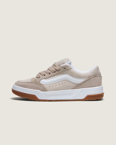 Sempre em alta. Inspirado nos estilos de skate do início dos anos 2000, com um perfil bufante e detalhes oversized. O Hylane é um tênis inspirado no skate Y2K que reinterpreta nossa silhueta Upland de 1999. O Tênis Hylane 2-tone Mushroom traz referências do passado que  coexistem com detalhes de design sofisticados, como a Sidestripe 3D brilhante e logotipos bordados, enquanto a estrutura robusta e a língua de skate bufante proporcionam um visual e sensação retrô. Com uma entressola com textura exclusiva em V entrelaçado, o Hylane transforma uma estética old school em um item essencial do guarda-roupa atual.