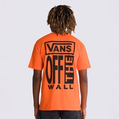 O clássico que não sai de moda. A tradição “Off The Wall” carrega as origens Vans em peças icônicas. Anthony Van Engelen está sempre ultrapassando os limites do skate. Juntos, Vans e Ave têm entregado consistentemente os tênis de skate mais progressivos. Nesta temporada, o lançamento do seu novo modelo de tênis profissional é acompanhado por uma coleção de vestuário focada no skate, desenhada pelo próprio Ave. Combinando estilo e função, a camiseta de manga curta laranja com gola redonda é confeccionada em tecido 100% algodão, com estampas que trazem a assinatura Vans tradicional em “Drop V” e “Off The Wall” com inspiração retrô, localizado na parte frontal na altura do peito, no lado esquerdo - e, centralizada nas costas, com a mesma estampa em tamanho maior, em silk à base d’água. A camiseta Ave homenageia o período de mais de duas décadas que o skatista passou liderando o caminho em desempenho, inovação e estilo.