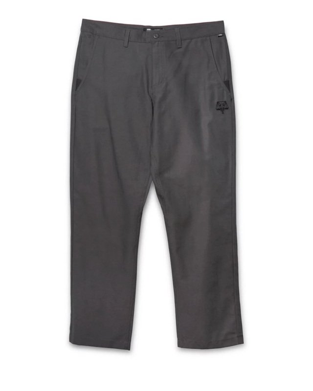 CALÇA AUTHENTIC CHINO GLIDE RELAXTAPER VANS X COURAGE ADAMS ASPHALT