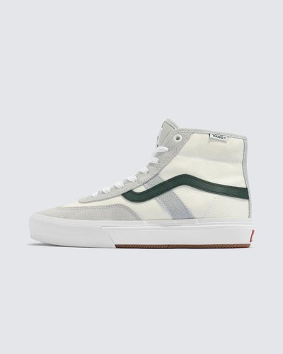 Amplie sua próxima sessão com o tênis de skate exclusivo de Gilbert Crockett. O profissional da Vans - Gilbert Crockett - é um dos skatistas mais detalhistas de todos os tempos, e ele pegou essa meticulosidade e a canalizou em uma mistura de materiais e mão de obra com um design simples, mas prático, para trazer a você o Tênis Crockett High Skate Green Grey. O tênis revisita o modelo profissional clássico de Gilbert e vai além, convertendo este tênis vulcanizado em um cano alto para melhor desempenho.