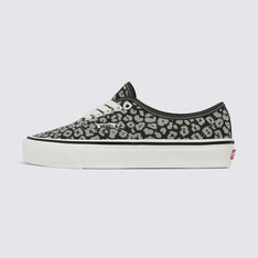 Nascido em Anaheim, Califórnia, em 1966, o Authentic é o estilo tradicional original da Vans. Originalmente conhecido como Vans #44 Deck Shoes, o Authentic se tornou um ícone cult imediato e incorpora nossa atitude “Off The Wall” desde então. Construído com um perfil simples com cadarço, o Tênis Authentic Sf Cheetah Grey White é um clássico que mantém viva a vibe old skool. Com cabedal em lona resistente com estampa animal print, apresenta vira lateral de borracha na cor branca, ilhós de metal e o solado emborrachado em waffle exclusivo Vans.