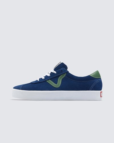 Inspirado nos clássicos da Vans, o Sport Low é uma interpretação moderna dos estilos retrô icônicos da década de 90 da Vans, mantendo viva a herança e todo o legado da época. O modelo recria o visual da silhueta original do Skate Vans Sport. Desde o colarinho mais baixo e aberto até a língua estendida, passando pela marcante Sidestripe com design exclusivo em "V" e pelos detalhes coloridos, o Tênis Sport Blue Green de cano baixo vulcanizado combina perfeitamente uma estética inspirada no skate, com detalhes retrô únicos.