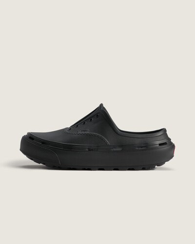 Nascido em Anaheim, Califórnia, em 1966, o Authentic, originalmente lançado como Vans #44 Deck Shoes, ajudou a moldar o legado Vans e carrega a atitude Off The Wall. O Tênis Authentic Black apresenta construção moldada em monobloco em material sintético, calce slip-on tipo mule e bico redondo. A palmilha acolchoada com perfil que oferece suporte discreto e a sola com padrão texturizado entregam tração e sensação leve em um modelo de acabamento limpo