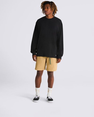 Preparados para a aventura e inspirados no exterior, a Short Range Nylon Loose Short Ultrarange Neo Vr3 Pig Suede Gum Antelope confeccionada em tecido 100%nylon, possui repelente à água e traz cintura elástica com cinto integrado para um ajuste. Uma bermuda com silhueta mais larga que apresenta presilhas na cintura com bolsos frontais e traseiros e detalhes de travete com assinatura Vans em “Drop V”.