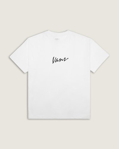A Camiseta Manga Curta Classic Script White traz o logo VANS em escrita clássica sobre construção em malha KNIT. Confeccionada com base em algodão, oferece toque macio, conforto e caimento natural. A construção limpa privilegia mobilidade e flexibilidade, resultando em um modelo essencial e atemporal que remete ao legado descontraído da VANS.