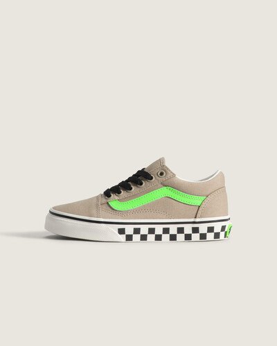 Em 1977 o tênis Old Skool, originalmente VANS #36, foi lançado sendo o primeiro a conter a icônica sidestripe, esboçada por Paul Van Doren como 'Jazz Stripe'. O Tênis Old Skool Glow Bay Leaf Infantil traz cabedal em leather com acabamento Painted Floral, sidestripe em destaque e sola lateral com estampa checkerboard. Sola vulcanizada de borracha oferece resistência e aderência, palmilha forrada proporciona conforto acolchoado, cano baixo e fechamento por cadarço, assinatura do legado VANS.