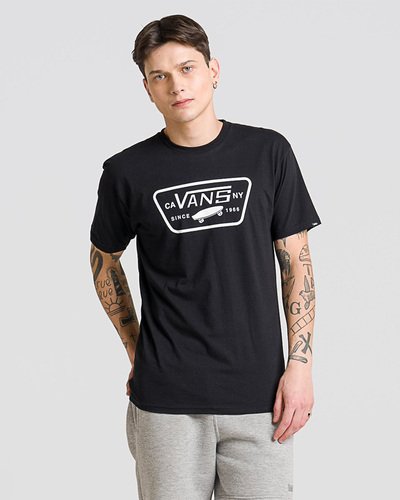 Fundada na Califórnia em 1966, a Vans está envolvida com a cultura de rua, artes, música e ligada ao skate e à evolução do esporte, sem perder a essência. Dos clássicos aos modernos, a Vans possui uma enorme variedade de modelos de tênis, roupas e acessórios, sempre mantendo o estilo "Off The Wall". A Camiseta Full Patch Black White masculina de manga curta traz a estampa "Full Patch" com o icônico skate e inscrição "since 1965” centralizado na altura do peito, em silk à base d’água. Com etiqueta tecida Vans aplicada na lateral da manga, gola canelada, a camiseta preta é confeccionada em algodão e poliéster. Tipo de caimento: classic. O modelo tem 1,82 e veste tamanho M.