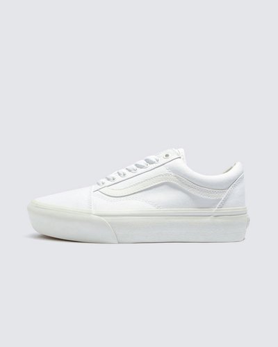 Em 1977, o tênis Old Skool, originalmente nomeado de Vans #36 foi lançado sendo o primeiro a conter a icônica sidestripe na lateral. O que começou como um rabisco de Paul Van Doren, originalmente chamado de “Jazz Stripe”, se tornou um dos ícones da marca Vans. O Tênis Old Skool Plataforma True White une esse clássico tênis de skate da Vans que possui um cabedal de lona e camurça resistente na cor branca. Apresenta biqueiras reforçadas para suportar o desgaste por repetição, cano acolchoado para dar suporte e flexibilidade e a original sola plataforma emborrachada em waffle exclusiva Vans.
