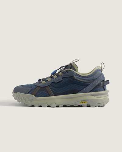 O Tênis Crosspath Xc Steel Shadow integra a família MTE da VANS, criada para as demandas de isolamento e tração. Confeccionado em couro e camurça com construção cold cement, traz sola Vibram tratorada para aderência e durabilidade. Fechamento por cordão elástico com trava garante ajuste prático, enquanto o design MTE Crosspath mistura referências outdoor e presença urbana.