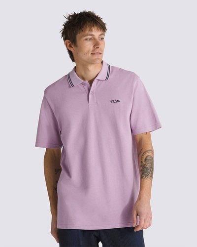 A Camiseta Halecrest SS Polo Lavender Mist é uma peça de vestuário atemporal que carrega a herança Vans na essência. A camiseta apresenta um colarinho polo clássico com detalhes contrastantes na gola. De manga curta, na cor roxa, possui fechamento superior com dois botões e bainha reta. Traz assinatura Vans bordada na altura do peito, no lado esquerdo, dando um toque de autenticidade.