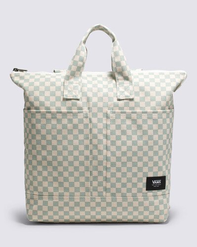 Para todas as rotinas, a Mochila Daily Gray Mist é grande e resistente o suficiente para carregar todos os seus itens essenciais. Apresentando um fecho superior com zíper, grandes bolsos externos, o modelo possui bolso interno para acomodar notebook e demais eletrônicos com segurança. Com alças fáceis de transportar, o toque de estilo fica por conta da estampa em checkerboard por toda a peça. Traz aplicação de etiqueta tecida Vans na parte inferior da capa frontal.
