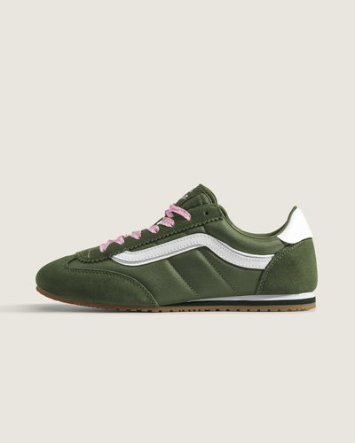 Versatilidade retrô. Inspirado na Coleção Serio dos anos 80 - combinando estilo retrô com um toque moderno. O Tênis Super Lowpro Chou Lace Green Pink revive um legado de perfil baixo, inspirado nos perfis elegantes e baixos dos tênis de corrida e flats dos anos 80. Inspirado no Serio Style 84, ele canaliza a incursão passada em calçados esportivos, combinando design tradicional com versatilidade para o dia a dia. Leve e feito para se movimentar, ele se mantém fiel ao legado da Vans - de ir além do skate.